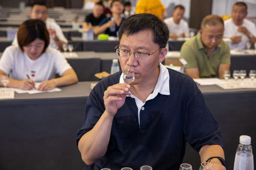 怎樣品白酒才好喝？品酒的正確姿勢！